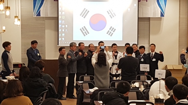 착복식후 동문회 선배와 선수들이 화이팅을 외치고 있ㄷ.