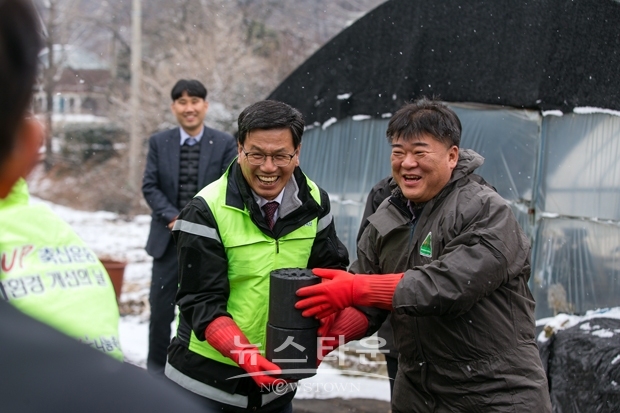 김돈곤 청양군수와 윤일근 NH농협 청양군지부장을 비롯해 공무원 및 농협 관계자 총 20여명이 청양읍 교월리에서 추운 날씨에도 불구하고 500장의 연탄을 직접 배달해 따뜻한 온기를 함께 전달했다.