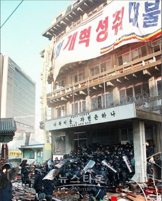 ▲ 포크레인으로 조게종 총무원 정문을 깨부시고 난후 현장