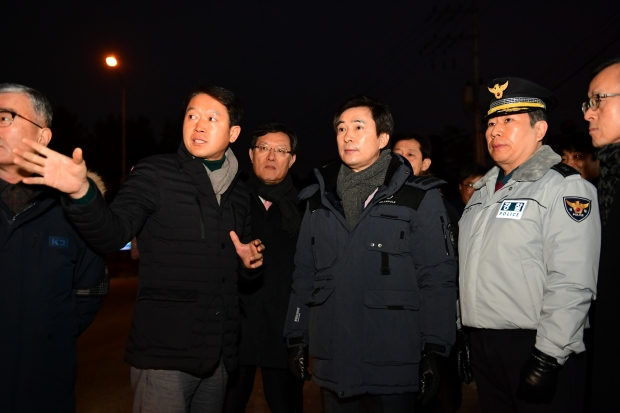 동탄2신도시 교통정체 해소를 위해 기흥IC와 기흥동탄IC 현장점검에 나선 서철모 화성시장(가운데)