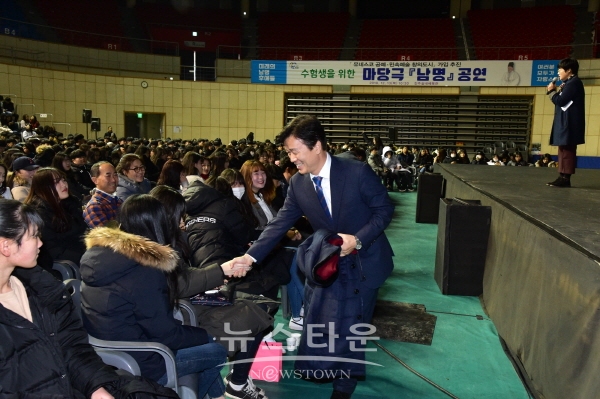 공연에 참석한 조규일 진주시장이 청소년들을 격려하고 있다.