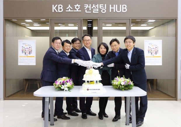 왼쪽부터 KB국민은행 문진기 중소기업고객부 창업전문위원, 박성덕 중소기업고객부 창업전문위원, 정무진 중소기업고객부 공인회계사, 김남일 중소기업고객그룹 대표, 한미애 여의도영업부장, 박중홍 기술금융부 변리사, 곽종규 WM투자자문부 변호사