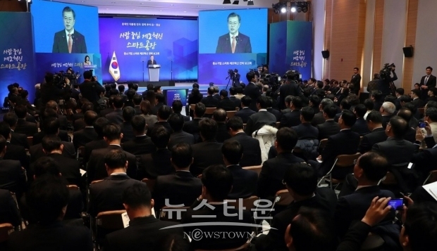 지난 13일, 문대통령이 경남도청에서 열린 ‘중소기업 스마트 제조혁신 전략 보고회’에서 연설을 하고 있다.