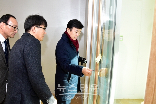 조규일 진주시장이 시공사 관계자와 현장을 체크하고 있다.