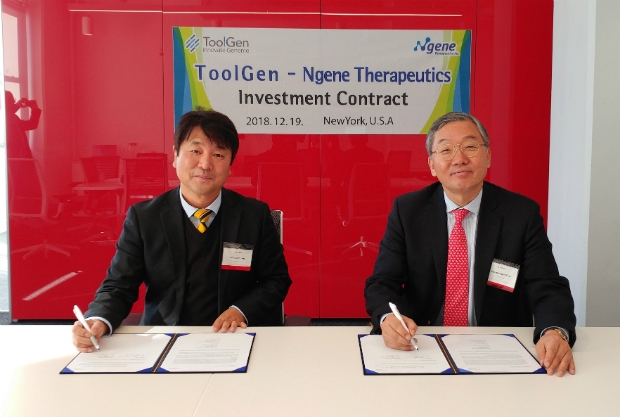 Ngen의 이봉희 대표(좌)와 ㈜툴젠의 김종문 대표(우)가 투자협약을 체결하고 있다. 사진제공=㈜툴젠