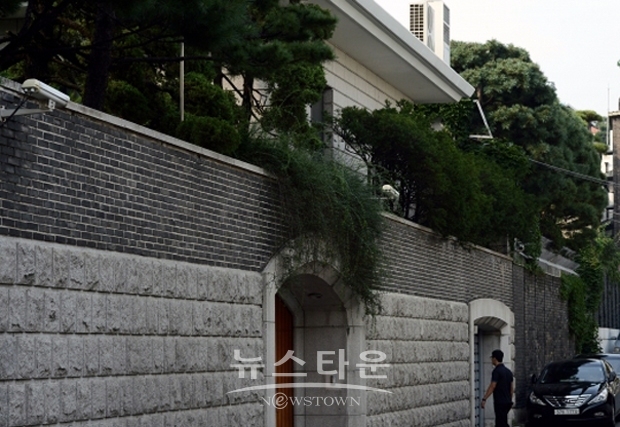 전두환 전 대통령 사저 모습 자료사진, 서울시 102억 공매… TV 냉장고 등에 압류