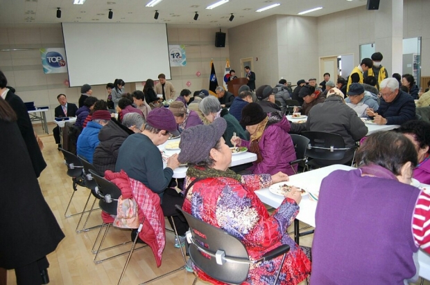 참석자들이 한식부페를 즐기고 있다.