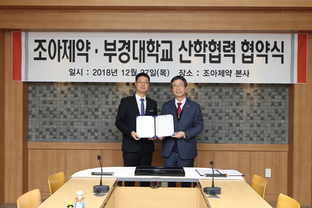 지난 27일 조아제약 문래동 본사에서 개최된 산학협력 체결식에서 조성배 대표(사진 왼쪽)와 김영섭 총장이 기념 사진을 찍고 있다