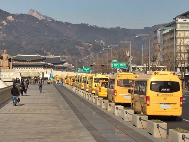 전국유치원원장들이 어린이통학버스인 노란버스들을 타고  광화문광장에 모였다.