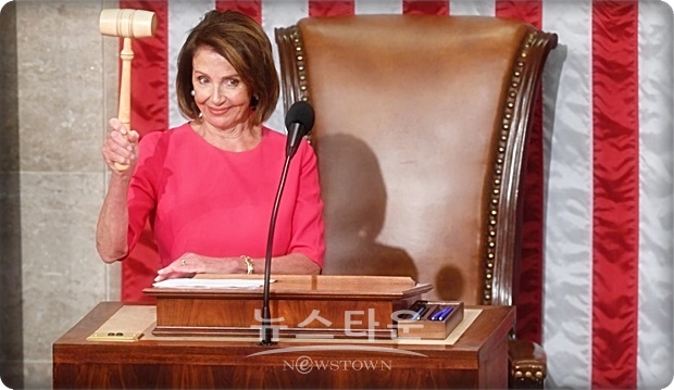 새로운 하원에서는 민주당의 낸시 펠로시(Nancy Pelosi : 위 사진) 하원 원내 총무가 하원 의장에 취임했다. 펠로시 의원의 하원의장 취임은 지난 2007년 1월~2011년 1월에 이어 이번이 두 번째이다.