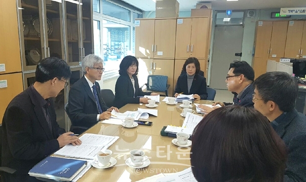 유병훈 아산시 부시장(사진 좌측 두번째)이 52개 부서별 아산시 주요업무보고와 동료 공직자들의 고충을 청취하고 있다.