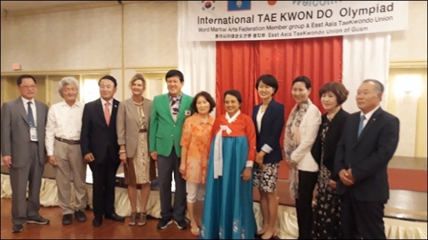 괌 정부주지사와 함께