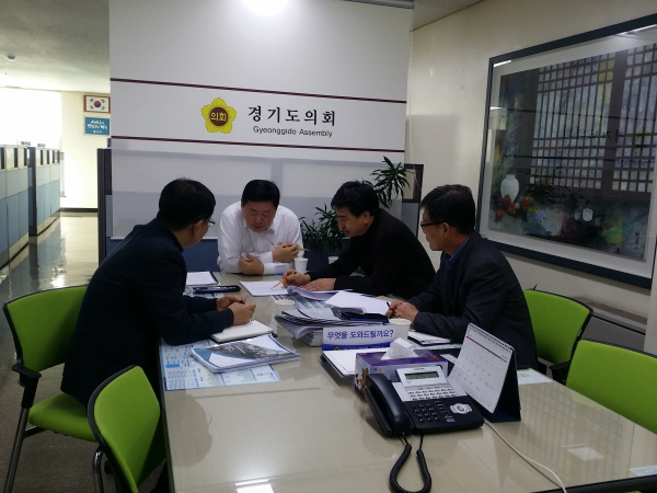 이선구 의원이 도시재생사업 추진을 논의하고 있다.