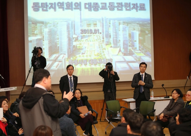 22일 열린 동탄권역 지역회의에서 시민과 서철모 화성시장이 대화를 하고 있다.