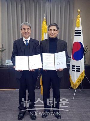 허재영 충남도립대 총장과 이준희 청양푸드뱅크 대표가 ‘푸드뱅크 업무협약’을 체결
