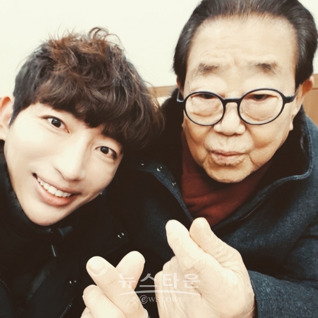 배우 김동찬-국민 MC 송해 '손하트 친분샷' 공개