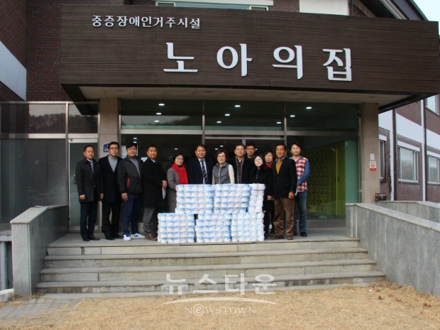 자유한국당 세종시당 관계자들이 설날을 맞아 사회복지시설을 방문하고 위문품 전달과 고충 사항을 경청했다.
