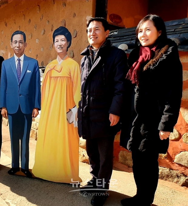 4일, 박정희 대통령 생가 구미를 방문하고 있다.