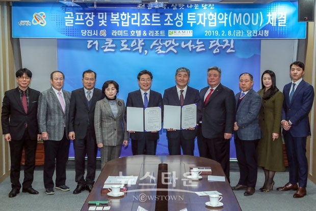 석문산단 골프장&복합리조트 투자협약(왼쪽 김홍장 당진시장, 오른쪽 라미드 호텔&리조트 문병욱 회장)