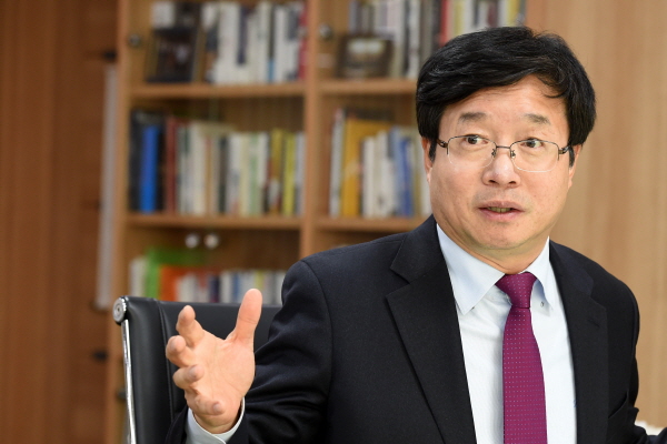 염태영 시장이 홍남기 경제부총리에게 "신분당선 예타 연내 통과 약속을 받아냈다"고 말하고 잇다.