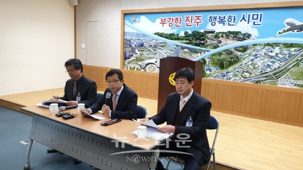 진주시 정재민 부시장과 관계자들이 삼성교통의 명분 없는 파업을 즉각 중단하고 운행에 정상 복귀해 줄 것을 촉구하는 기자회견을 가졌다.