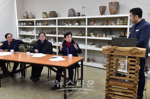 조규일 진주시장, 정병훈 위원장, 김인수 진주시문화관광국장이 예스파크에서 담당공무원으로부터 건립현황과 각종 행정사항에 대한 설명을 듣고 있다.