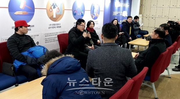 한국당 세종시당 관계자들이 국회를 방문해 사고 시당 지정과 위원장 직무 정지에 관한 항의 및 간담을 하고 있다
