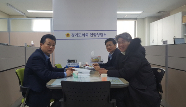 김성수 문형근의원이 명학초교 코딩교실 시범사업 지원에 대해 논의하고 있다.