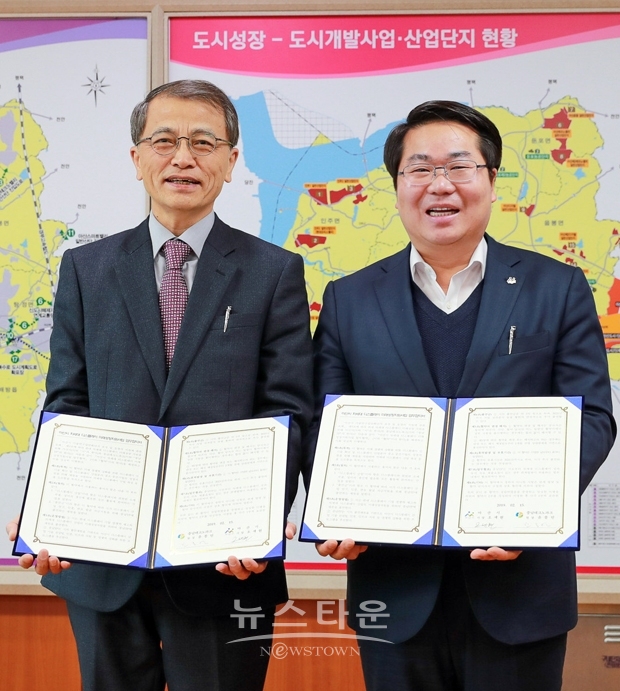 2월 15일 오전, 아산시장실에서 디스플레이 분야 경쟁력 강화를 위한 업무 협약식이 열렸다. 사진)왼쪽부터 충남테크노파크 윤종언 원장, 오세현 아산시장
