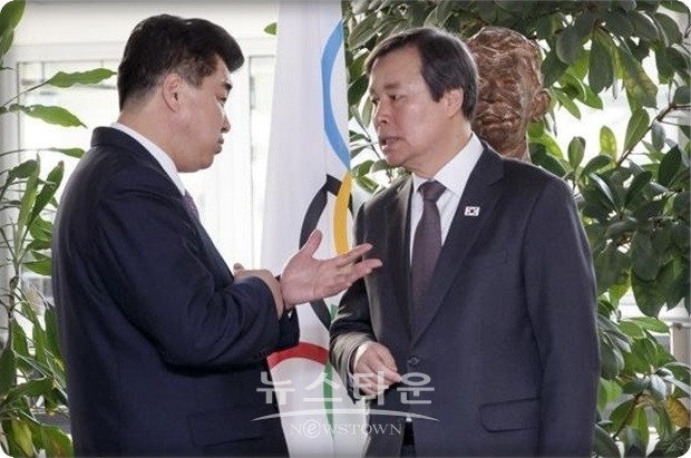 도종환 한국 문화체육부 장관과 김일국 북한 체육상(사진 왼쪽)