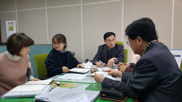 노원구청 도시계획국장실에서 상계2구역 바로세움비상대책위원회와 도시재생과 관계자와 간담회를 하고 있다.