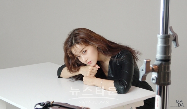 오승아, 팔색조 매력 돋보이는 화보 촬영 비하인드 컷 공개… ‘우월한 미모’4