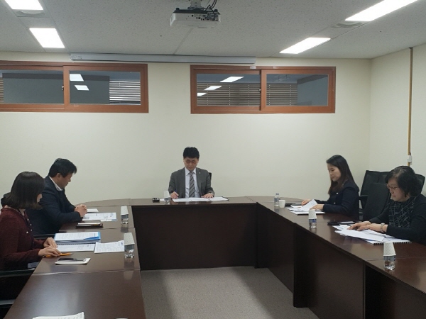 김원기부의장이 정책연구용역 착수보고회를 진행하고 있다.