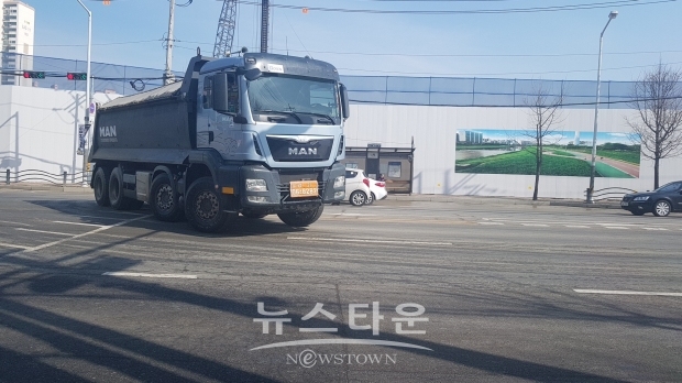 의정부시 용현동 구 306보충대 3거리에서 지난 22일 대형덤프트럭이 불법유턴을 하고 있다