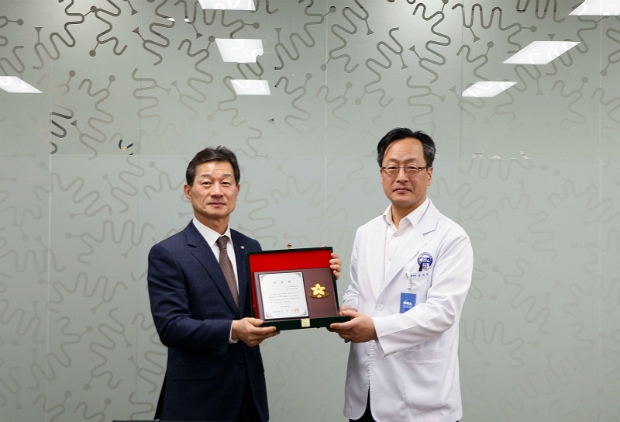 분당차병원 성남시 무료진료 봉사 표창 수상 사진.