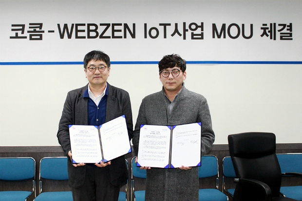 (왼쪽부터)웹젠 임형준 실장과 코콤 고진호 부사장이 웹젠 무인 PC방 계약식을 마친 후 기념촬영을 하고 있다