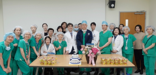 세브란스병원 로봇내시경수술센터 의료진이 다빈치 SP 수술 100례를 축하하고 있다