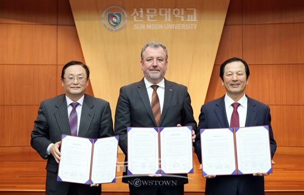 한국·독일의 국제교류 상호협약식이 지난 2월 26일 선문대학교 국제회의실에서 열렸다.  사진) 왼쪽으로부터 진성배 효정학술원장, 베른트 파브리티우스 독일실향민연합회장, 황선조 선문대 총장
