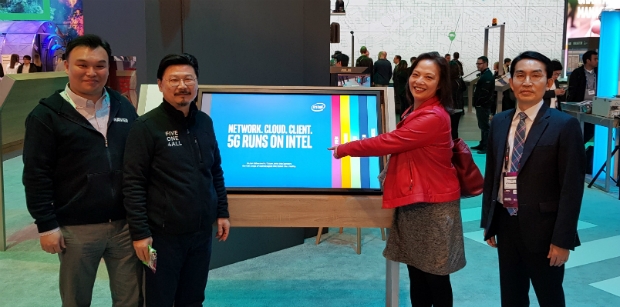 MWC 2019 인텔 부스에 방문한 석상옥 네이버랩스 대표, 박원기 NBP 대표, 캐롤라인 챈 인텔 5G비지니스인큐베이션 담당 임원, 이용규 KT 5G플랫폼개발단장(왼쪽부터)