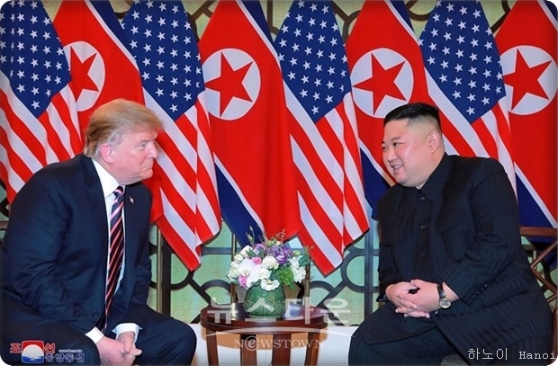 두 정상은 확대회담장으로 들어갔으며, 업무 오찬이 예정된 오전 11시 55분(한국시간 오후 1시 55분)까지 이어졌다. 이 자리에서 “하노이 선언”이 사실상 최종 결정된다.