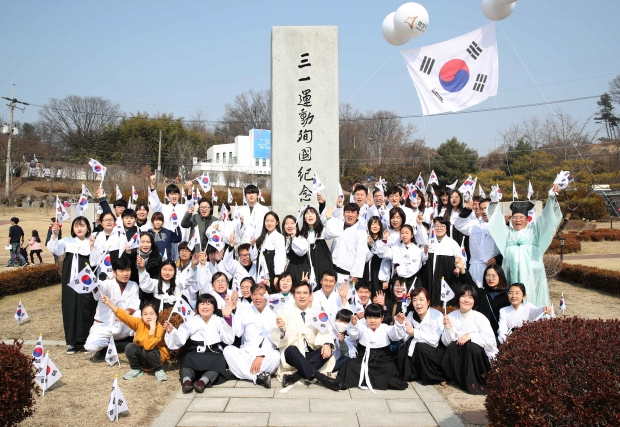 제암리 순국기념관을 찾은 시민들이 기념탐 앞에서 기념촬영을 하고 있다