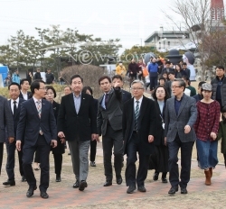 제암리 3.1운동 순국유적지를 둘러보고 있는 이낙연 국무총리