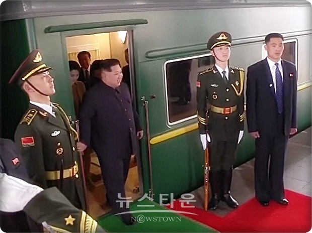 드미트리 페스코프(Dmitry Peskov)  크렘린궁 대변인은 “오늘 기자들에게 김정은 위원장의 방러 가능성과 관련해 아직 명확한 것이 나오지 않았지만, 외교 채널을 통해 접촉이 지속해서 이루어지고 있다”면서 “김 위원장의 러시아 방문 초청장은 이미 북한 측에 전달됐다”고 말했다.