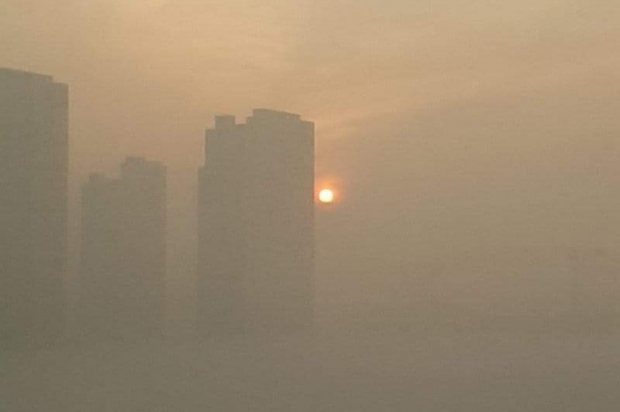 5일 오후 인천 송도신도시가 미세먼지에 쌓여있다.