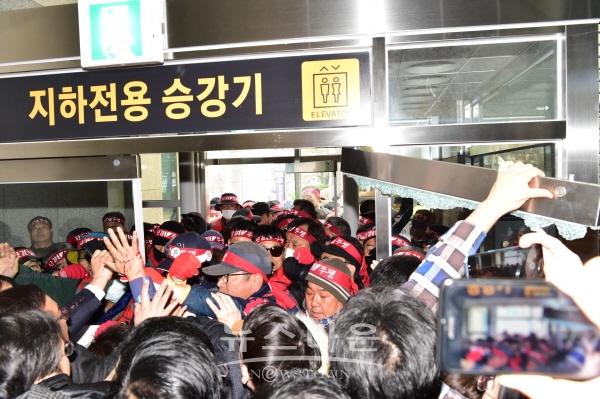 삼성교통 노조원들이 시청사 출입문을 부수고 청사 진입을 하고 있다.