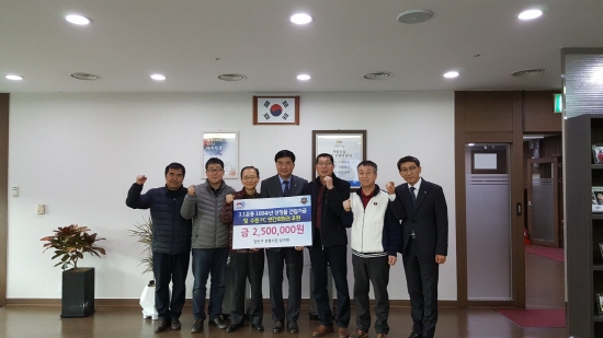 장안구 시장상인회가 3.1운동 기념물 건립 및 수원FC 후원금을 전달하고 있다.