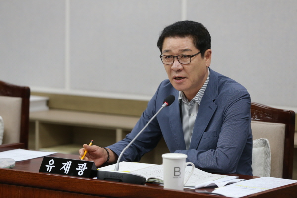 수원시의회 유재광 의원이 공공한옥 관리 운영 조례안 대표발의를 하고 있다.