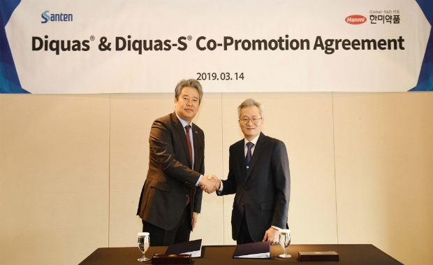 한미약품 우종수 대표이사(右)와 한국산텐제약 이한웅 대표이사(左)가 공동판매 계약식 후 악수를 나누고 있다