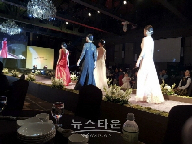 프랑스 국제무역박람회 초청 ‘35주년 문서영 패션쇼’ MC맡은 장신애 아나운서(김한정 기자)