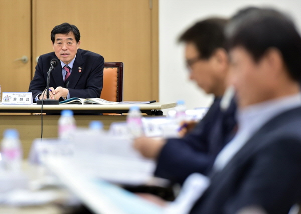 경기도민체전 추진상황 중간 보고회에서 윤화섭 안산시장이 회의를 주재하고 있다